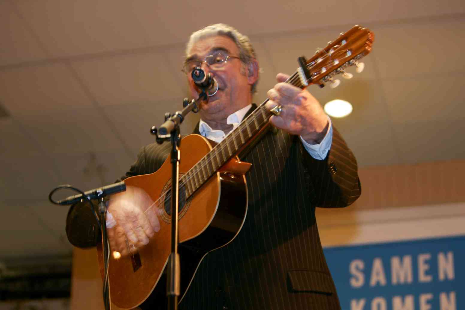 Sjef Diederen zingt de bekende Limburgse liedjes dus de hele zaal zong in volle borst mee.